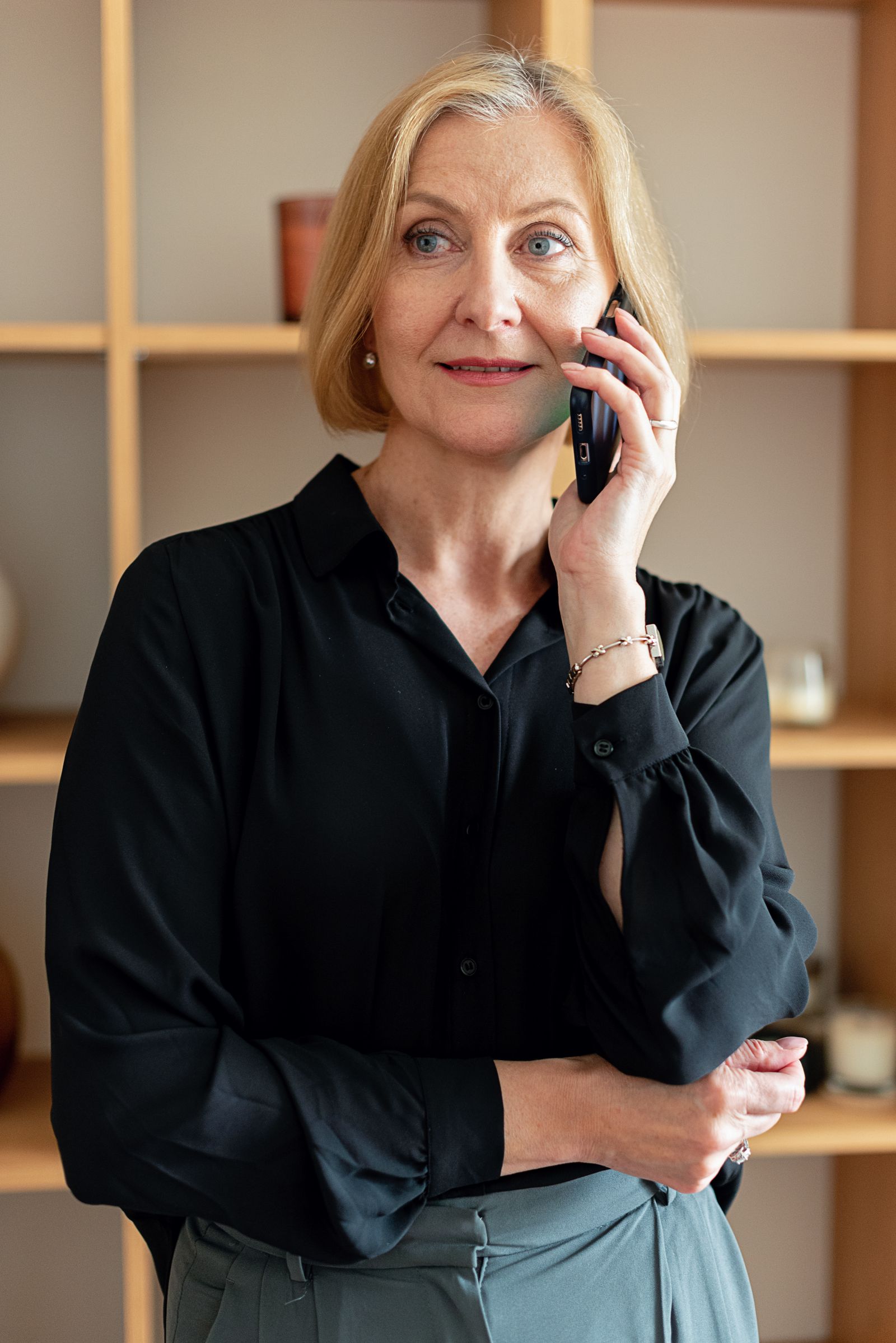 Krátká pracovní komunikace po telefonu