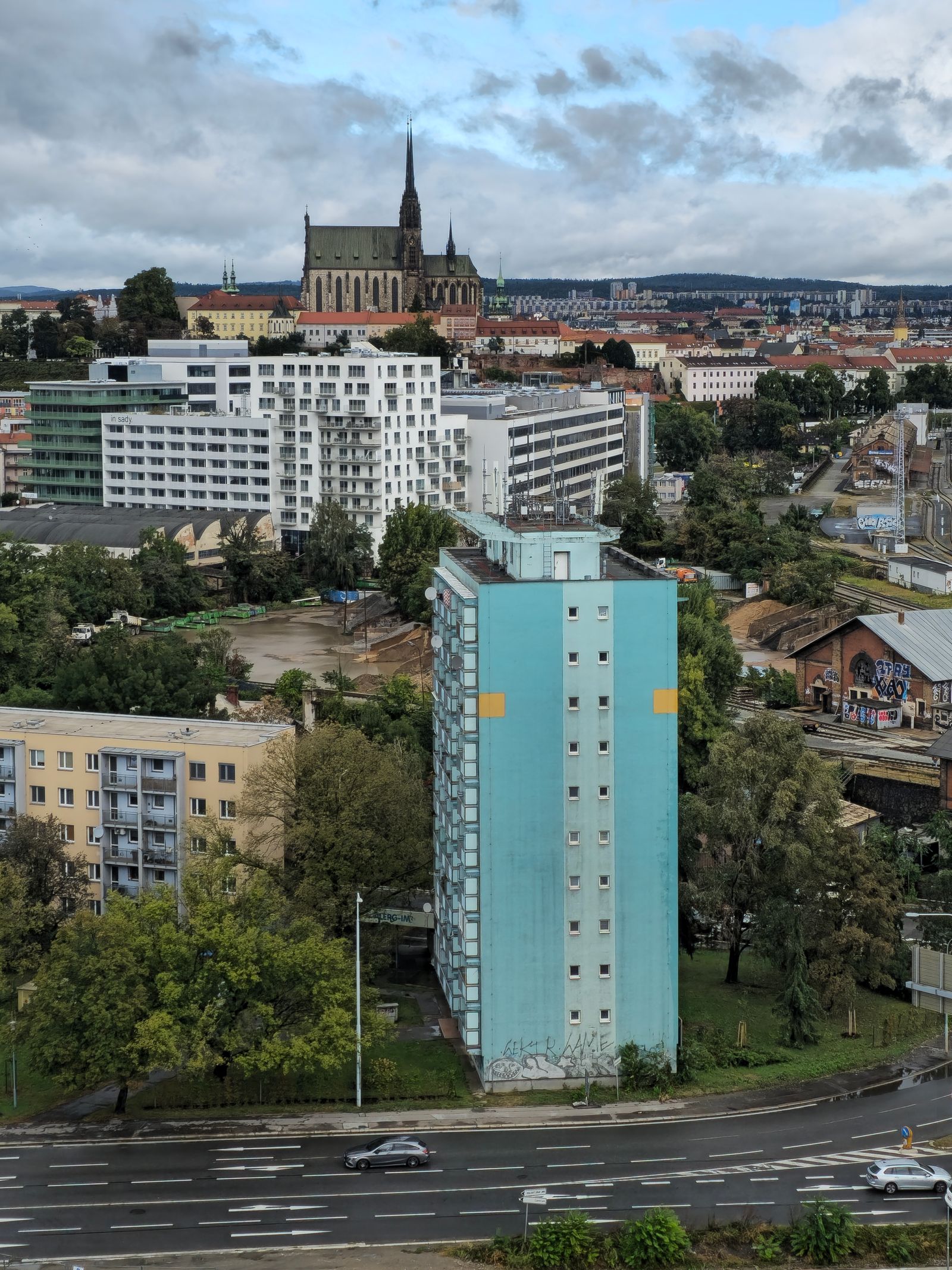 Pohled na historické centrum Brna a okolní zástavbu
