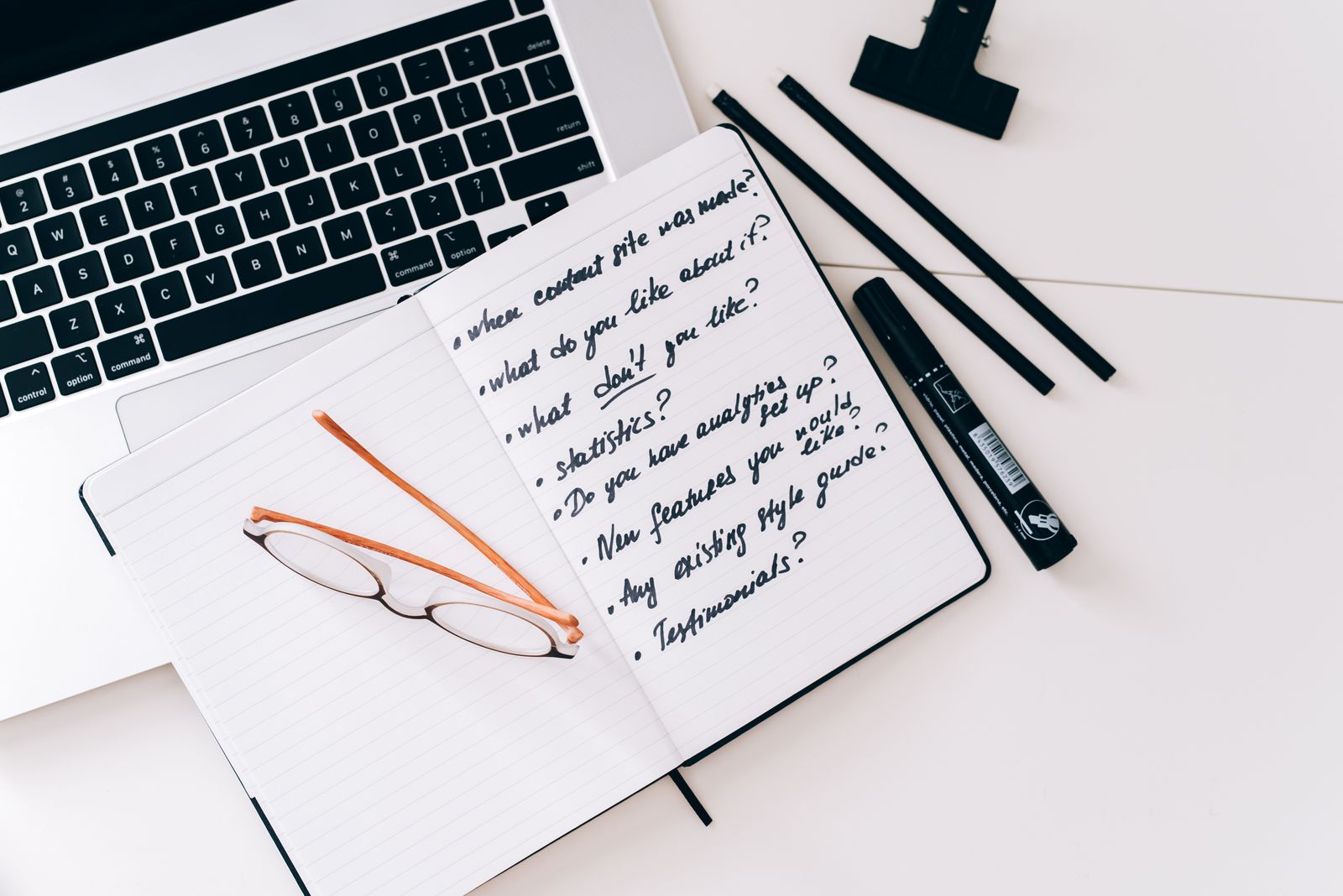 Ručně psaný plán vedle notebooku