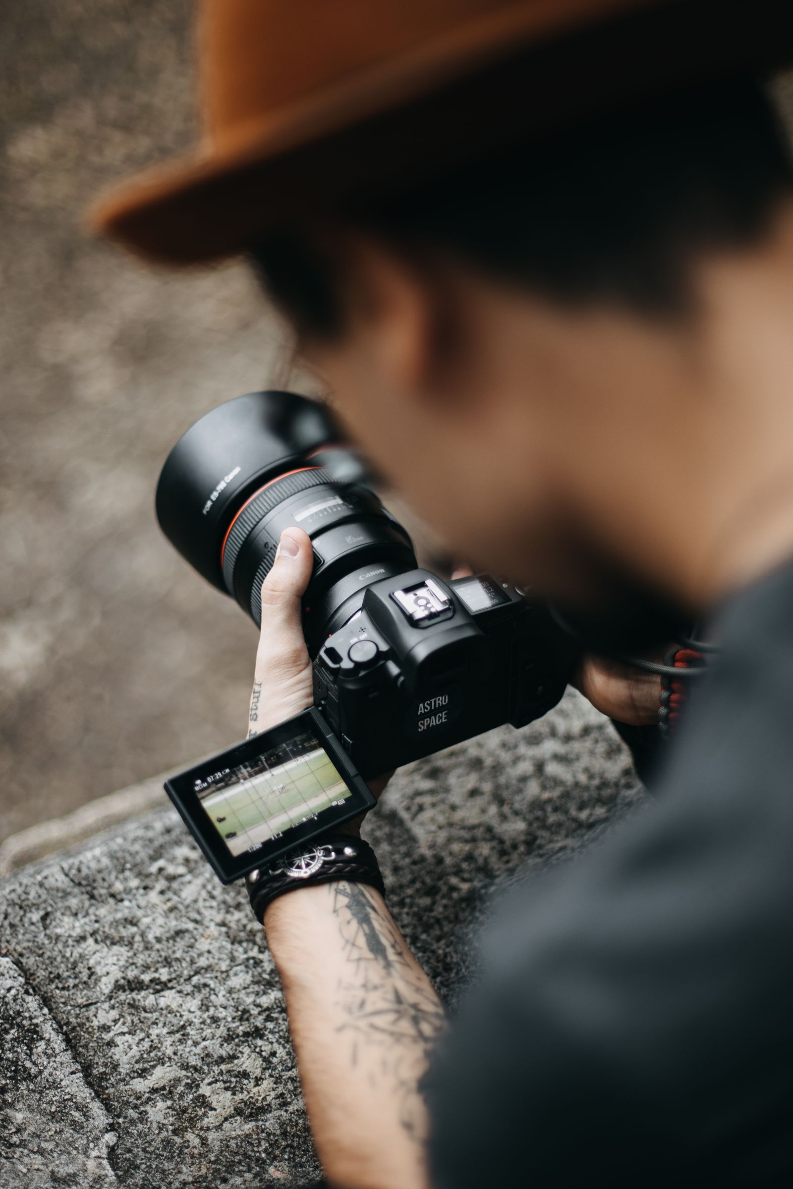 Fotograf při tvorbě obrazového obsahu