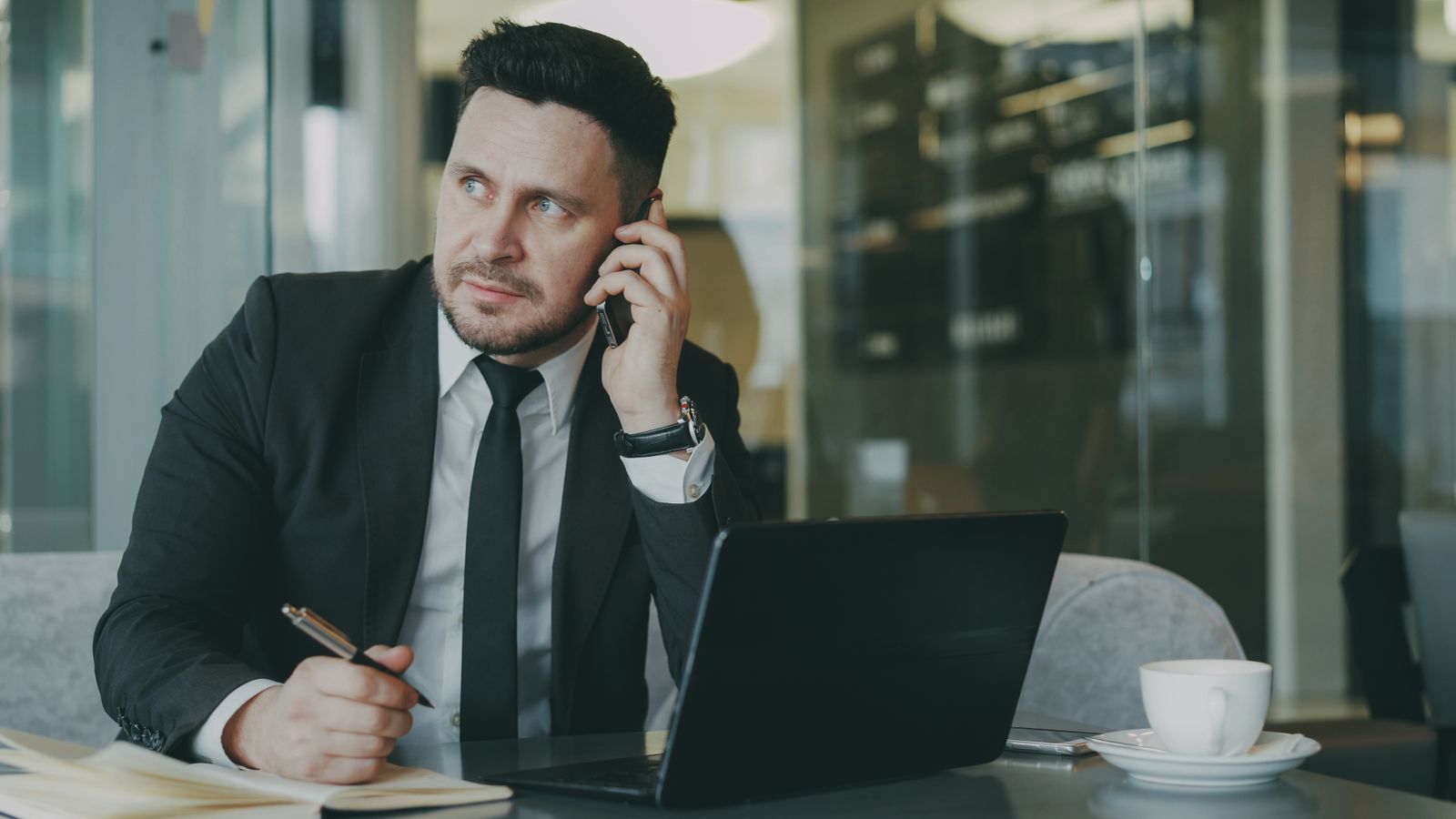 Telefonická odpověď během práce v kanceláři