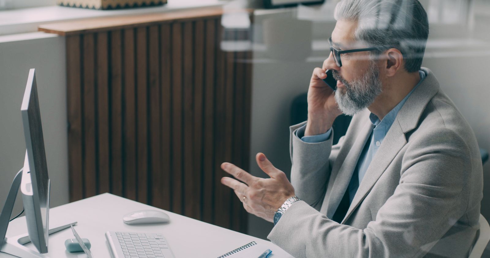 Zkušený profesionál při pracovním telefonátu