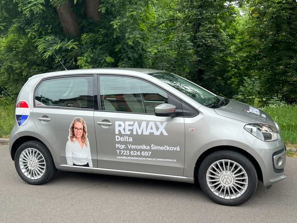 Automobil s polepem REMAX Delta