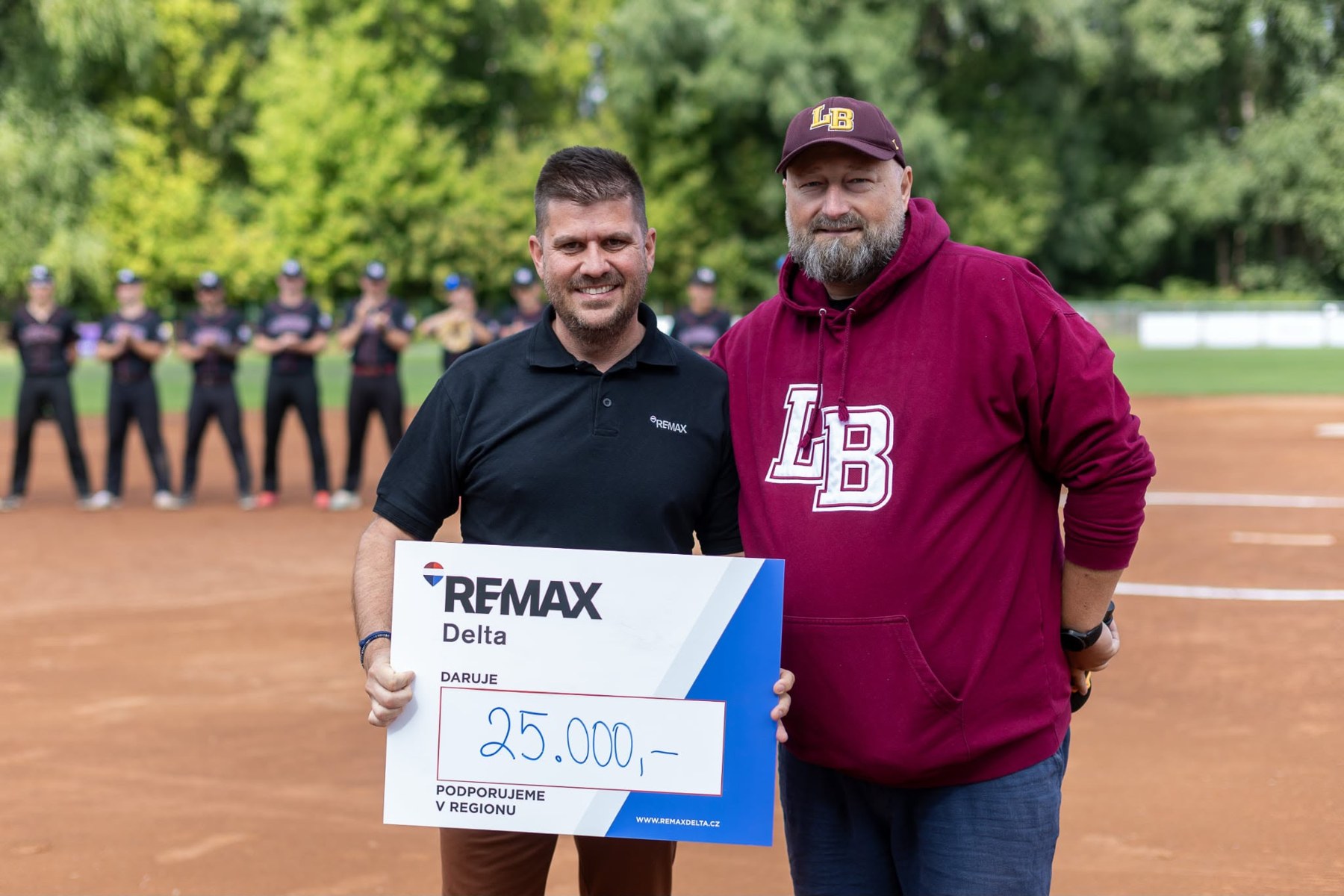 Předání darovacího šeku REMAX Delta na sportovním hřišti