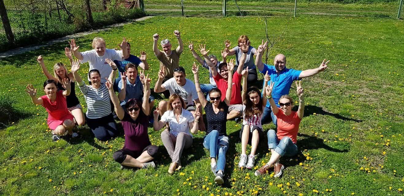Společná fotografie lidí z REMAX Delta na trávníku