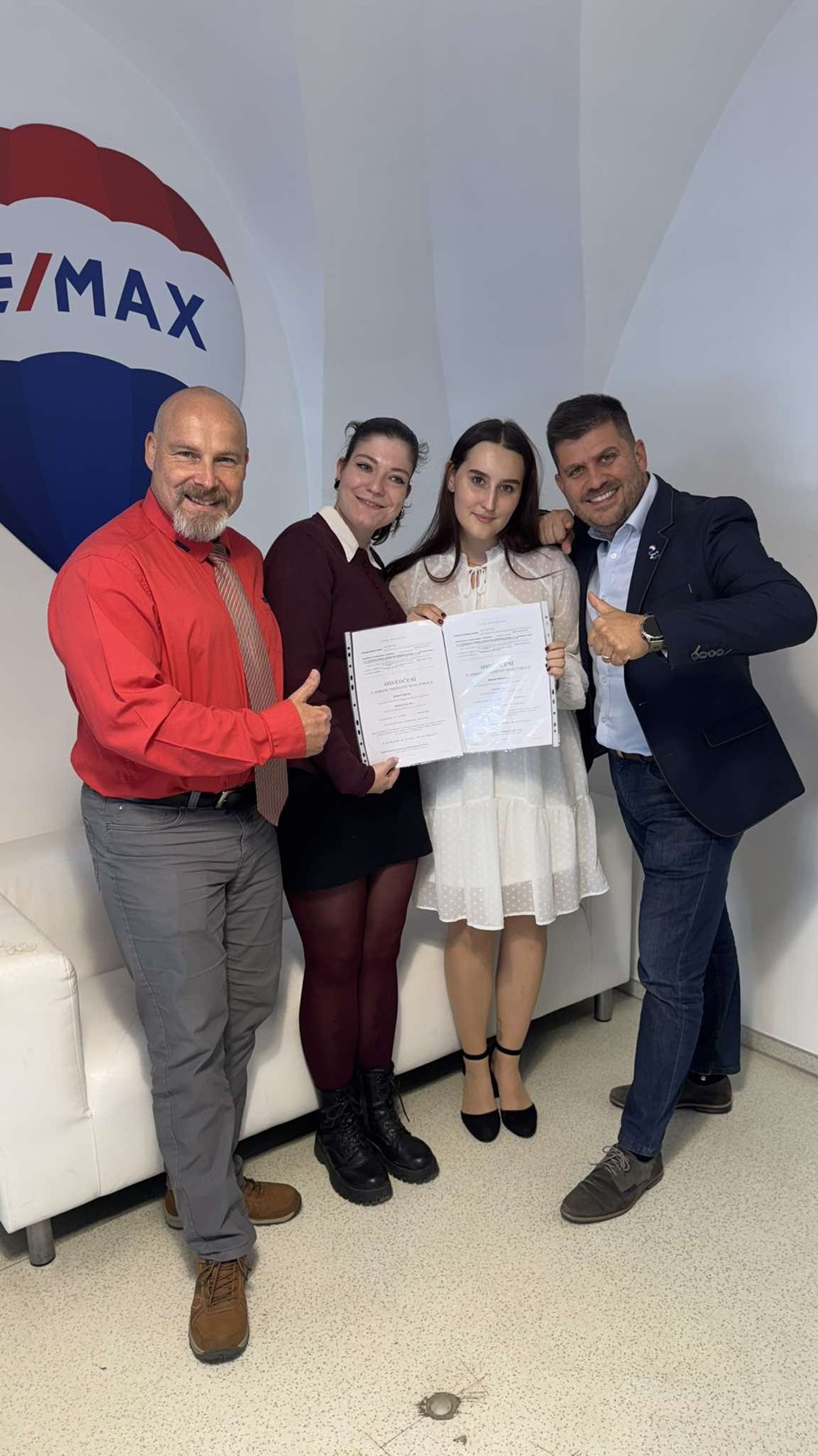 Společná fotografie s certifikátem před značkou REMAX