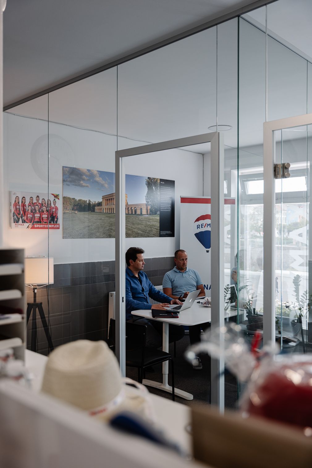 Práce s podklady v REMAX Delta z fotografického archivu kanceláře